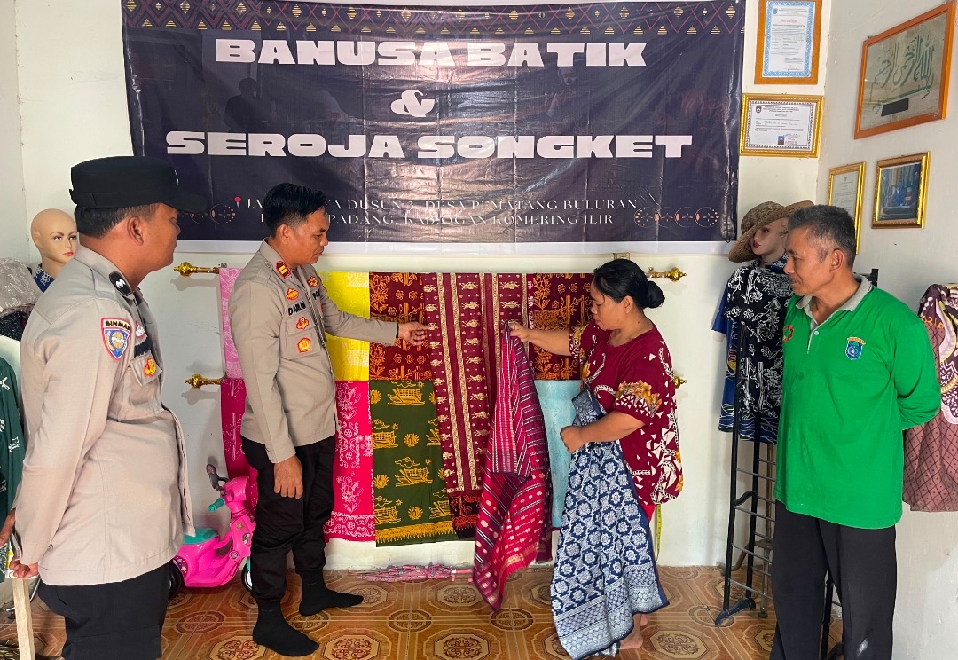 Dukung UMKM Lokal, Kapolsek SP Padang Tinjau Pengrajin Batik dan Songket Motif Biduk Kajang