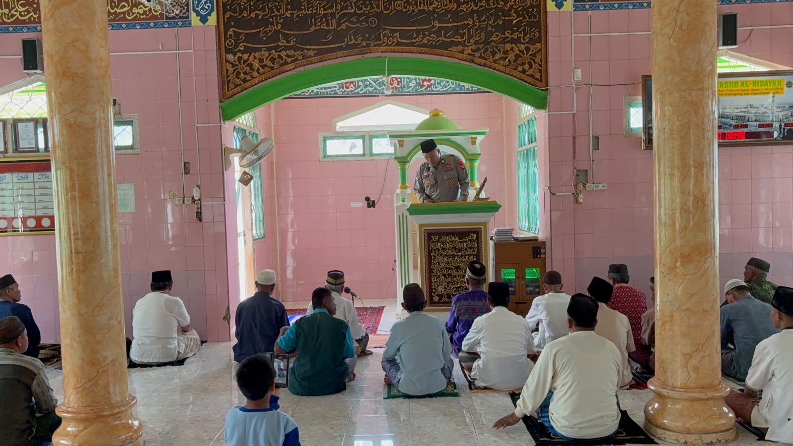 Polres OKI Ajak Jamaah Jaga Lingkungan Bebas Asap Lewat Himbauan Usai Sholat Jumat