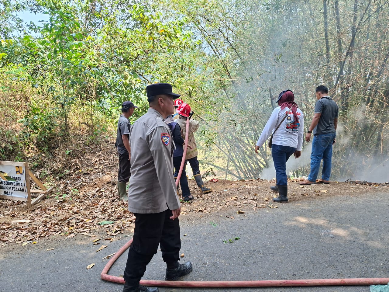Personel Polsek Pulau Pinang Bersama BPBD Lahat Bergerak Cepat Padamkan Api, Cegah Kebakaran Meluas