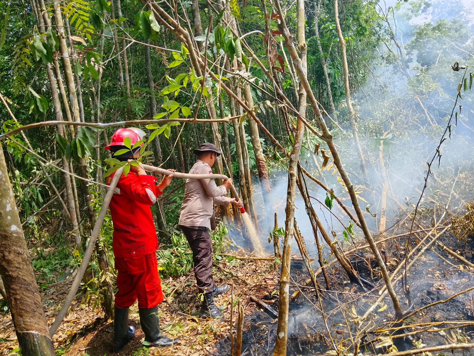 Polsek Gelumbang Bersama Manggala Agni Padamkan Titik Hotspot Karhutla di Desa Gumai