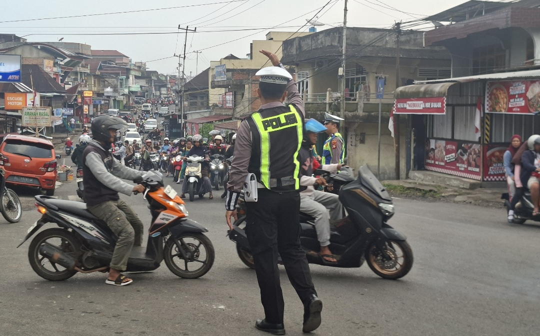 Polres Pagar Alam Hadir di Tengah Masyarakat, Personel Laksanakan Pengaturan Lalu Lintas Pagi