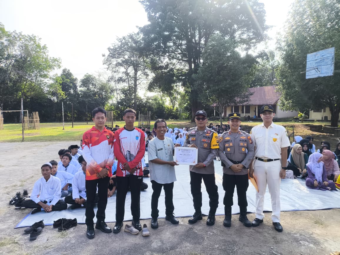 Bhabinkamtibmas Polsek Muara Kuang Terima Penghargaan Insan Peduli Pendidikan dan Generasi Muda dari SMA Negeri 1 Muara Kuang
