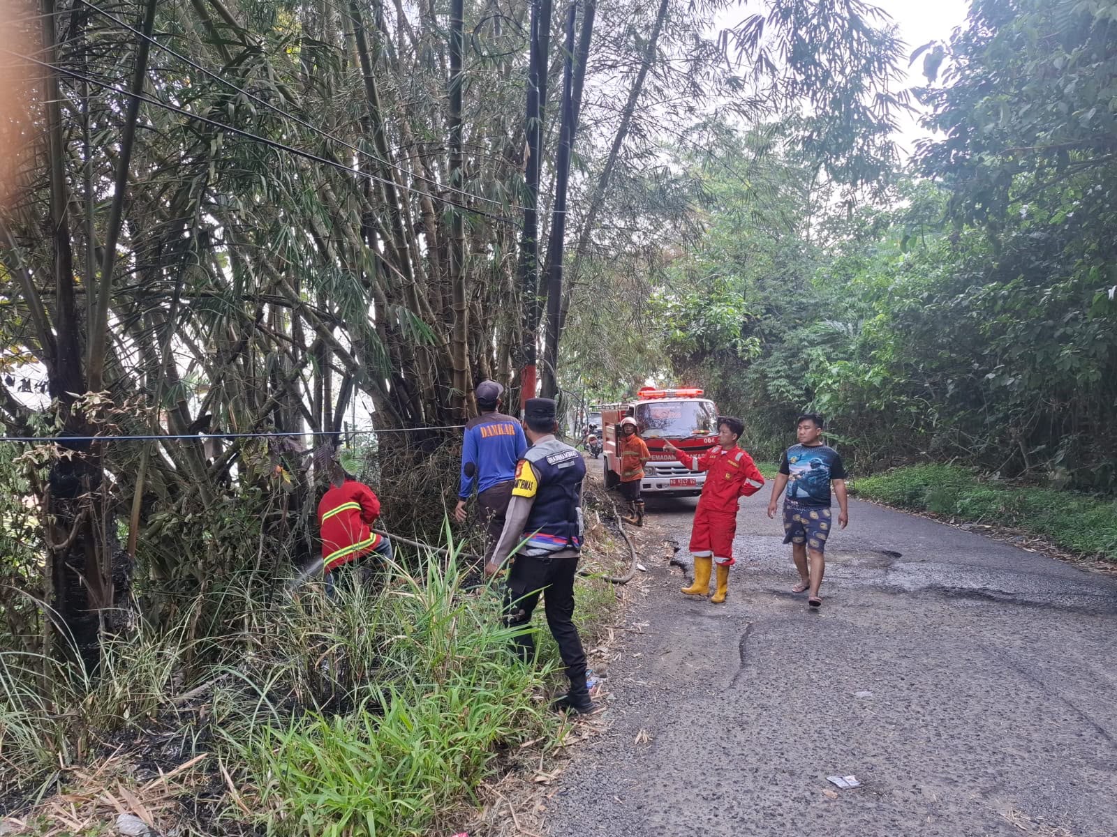 Sigap, Polsek Banding Agung Padamkan Kebakaran Pohon Bambu di Pinggir Jalan Raya Ranau-Liwa