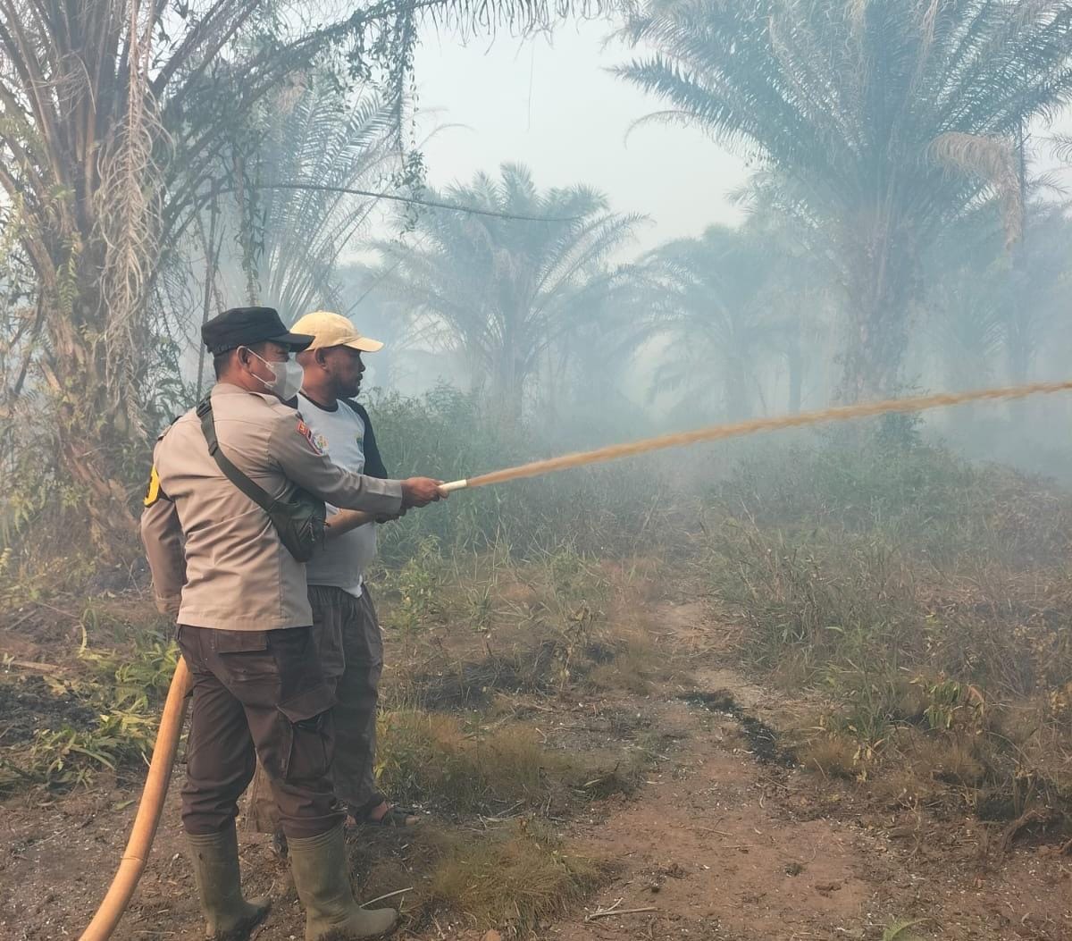 Padamkan Karhutla, Polres OKI dan Warga Bahu Membahu Kendalikan Titik Api
