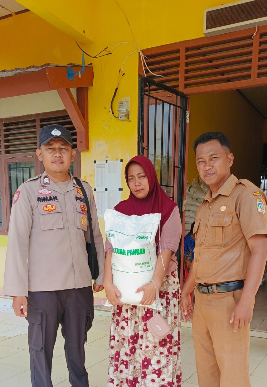 Bhabinkamtibmas Polsek Karang Dapo Salurkan Bantuan Beras, Perkuat Ketahanan Pangan dan Kamtibmas di Desa Bina Karya