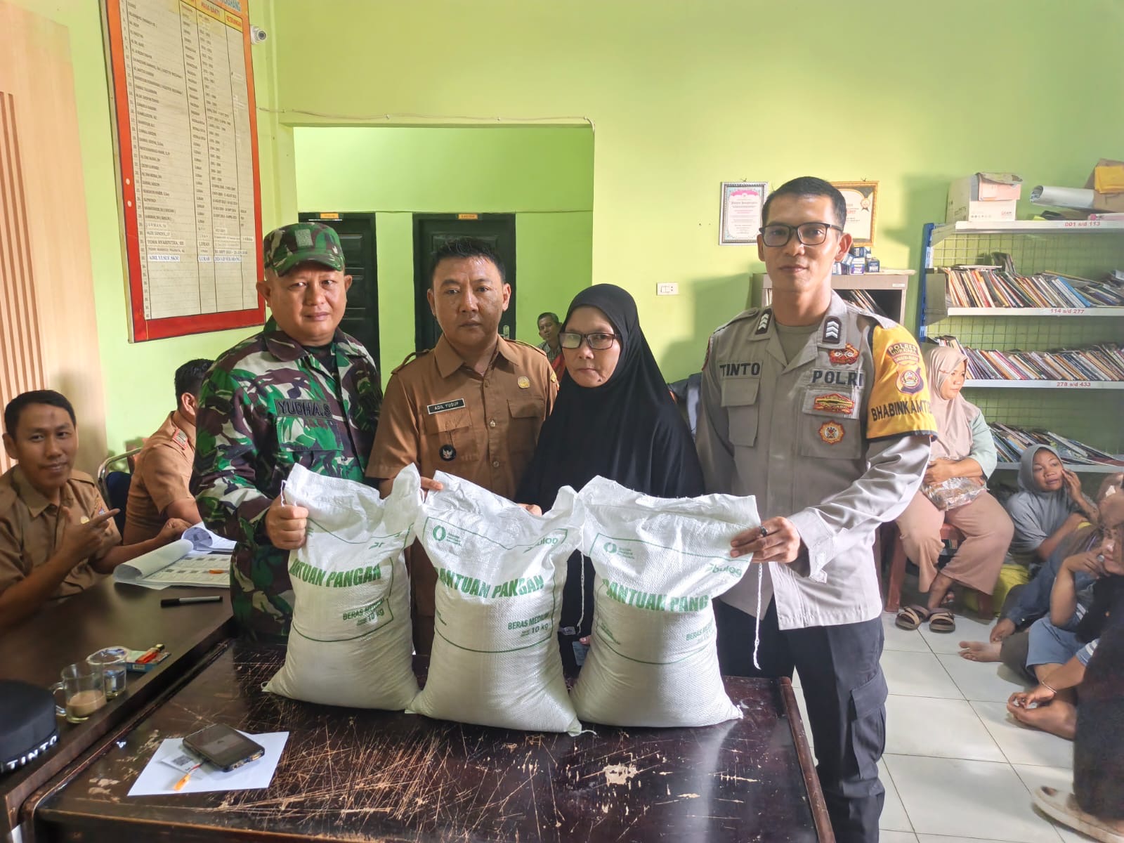 Bhabinkamtibmas Polsek Rupit Dampingi Penyaluran Beras Bulog, Perkuat Silaturahmi dan Kamtibmas di Muara Rupit