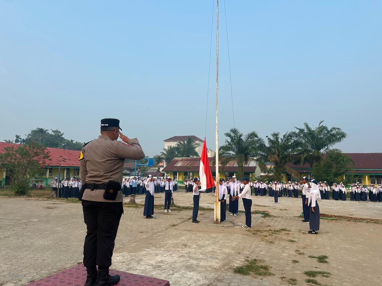Jadi Pembina Upacara di SMP Negeri Bingin Teluk, Bhabinkamtibmas Polsek Rawas Ilir Bekali Pelajar Pesan Kamtibmas