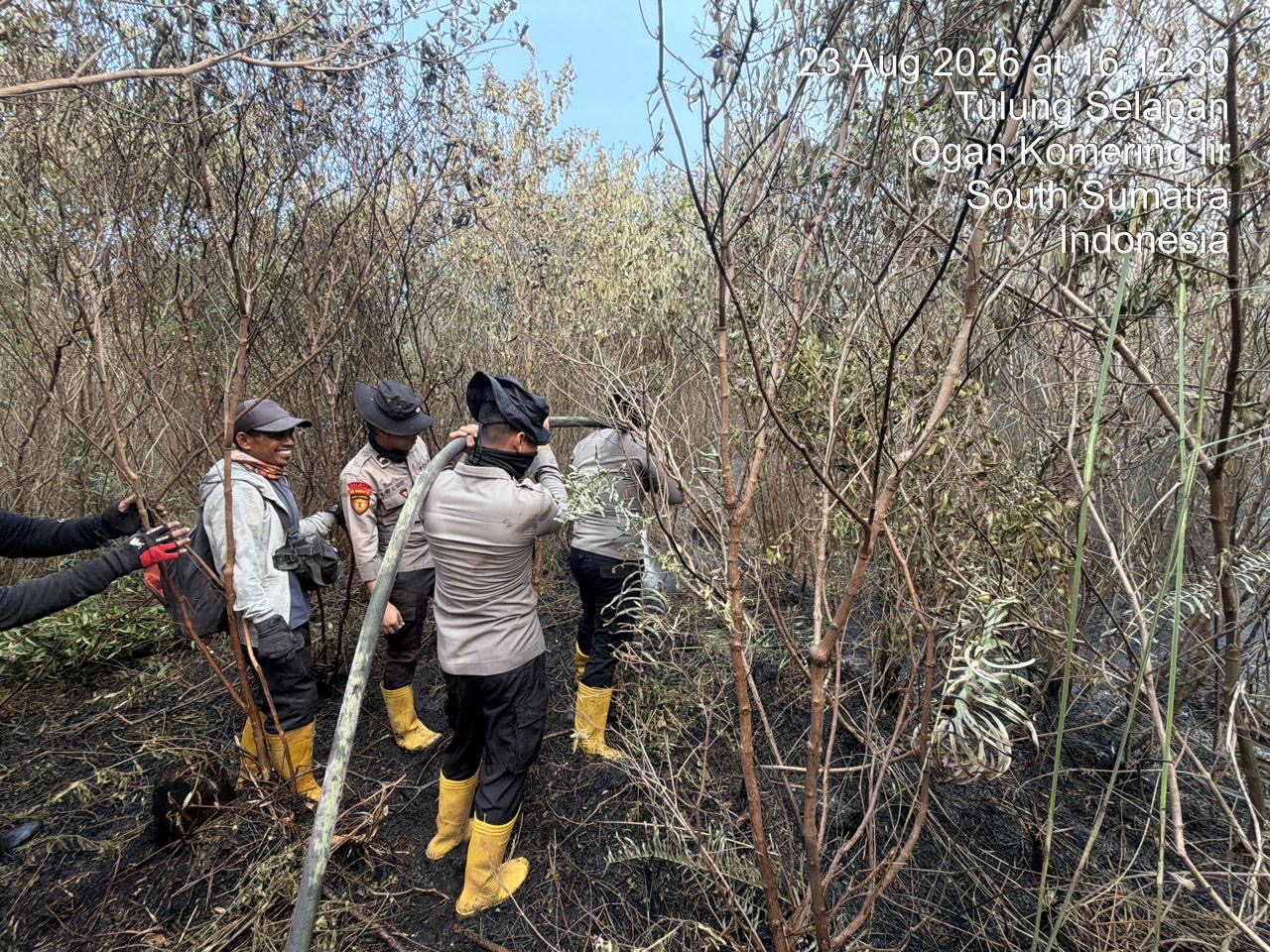Kapolsek Merapi Barat Bersama Unsur Pemerintah dan Warga Padamkan Karhutla di Kaki Bukit Senubut