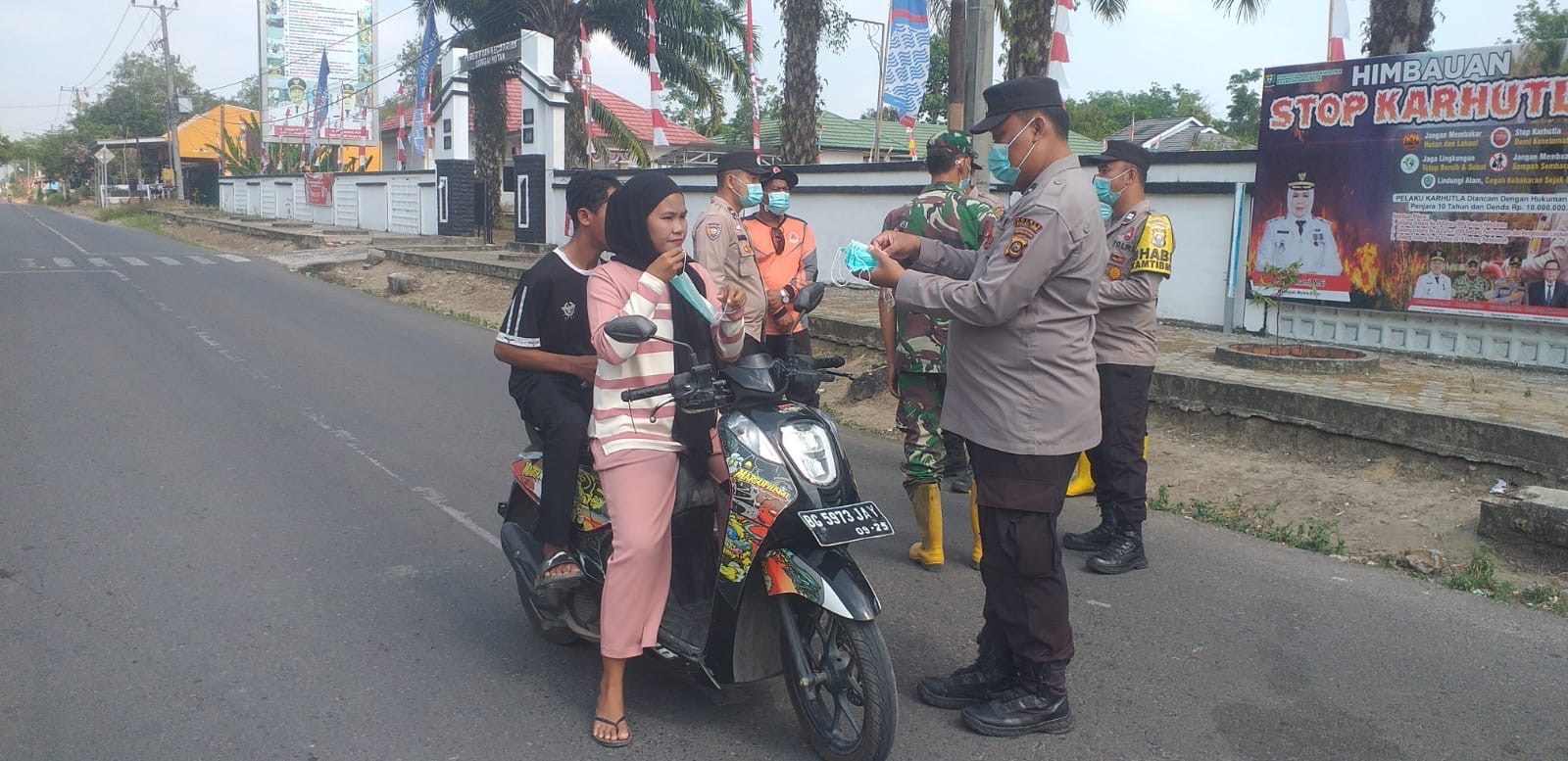 Peduli Kesehatan, Polsek Sungai Rotan Bagikan Masker kepada Pelajar dan Pengguna Jalan