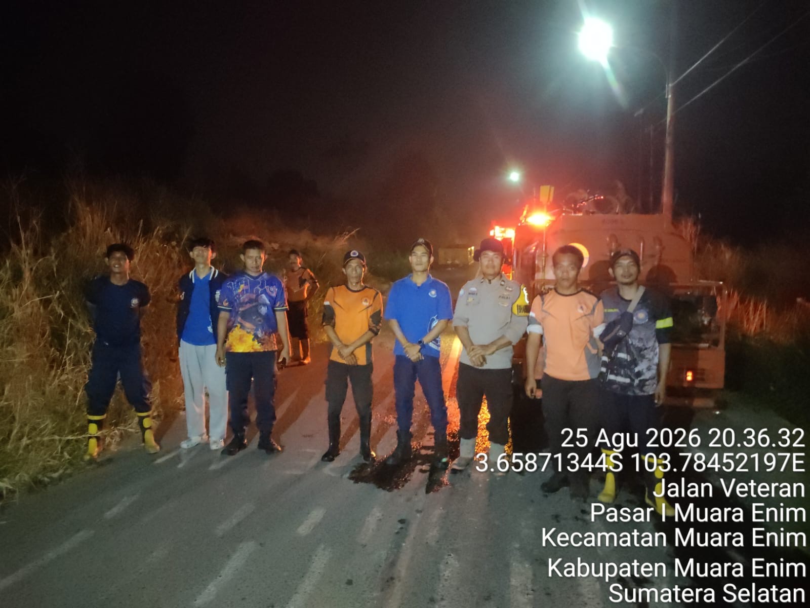 Api Nyaris Mengancam Permukiman, Bhabinkamtibmas Bersama Tim Gabungan Bergerak Cepat Padamkan Karhutla di Muara Enim